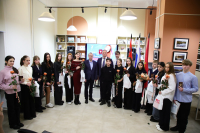 Торжественная церемония вручения первых паспортов прошла в Центральной библиотеке имени Инны Гофф Торжественная церемония вручения первых паспортов прошла в Центральной библиотеке имени Инны Гофф